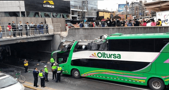 Conductor no calculó la altura del puente.