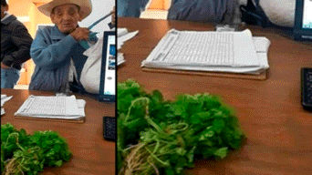 Abuelo de 80 años pagó acta de nacimiento con ramos de cilantro. Foto: Captura / Composición. Facebook