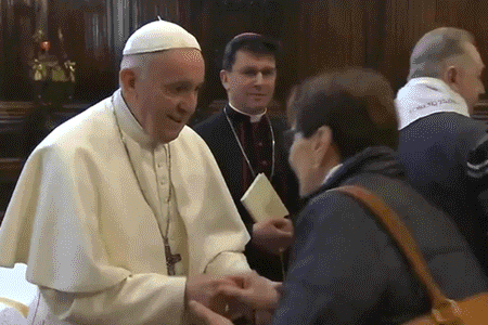 Resultado de imagen para El papa Francisco retira insistentemente la mano para evitar que los fieles besen su anillo episcopal