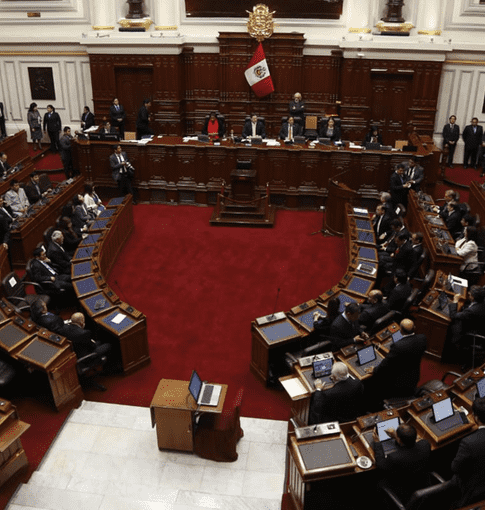 Congresistas debaten la cuestión de confianza en el Congreso Congresistas debaten la cuestión de confianza en el Congreso