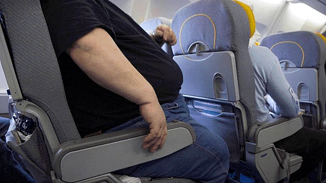 Pasajero demanda a aerolínea por sentarlo