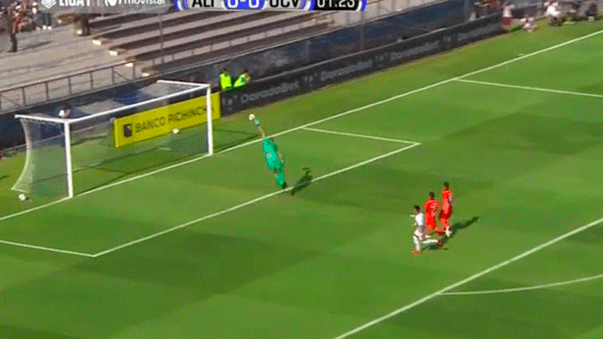 Alianza Lima vs C&eacute;sar Vallejo: Manzaneda anota el 1-0 con un 'sombrerito' sobre Ra&uacute;l Fern&aacute;ndez [VIDEO]
