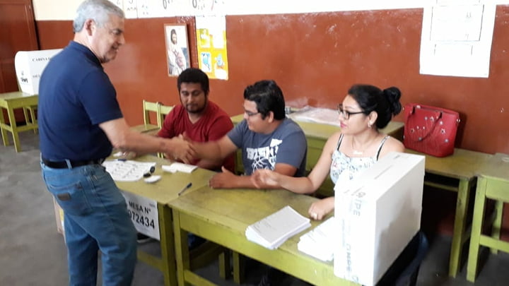 César Villanueva votó en Tarapoto.